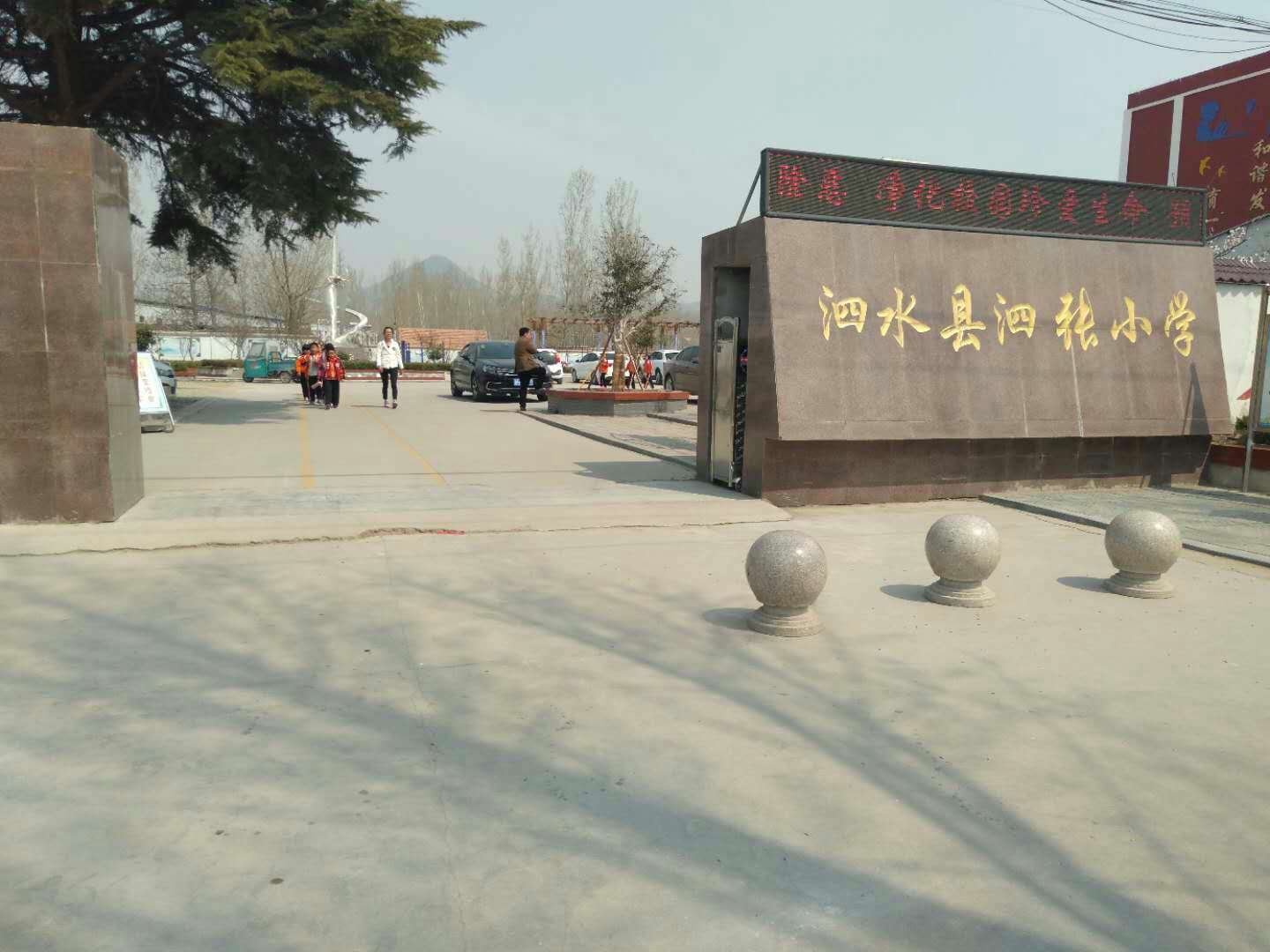 我的家乡在美丽的泗水泗张镇张庄,这里有远近闻名的桃花节,在这里