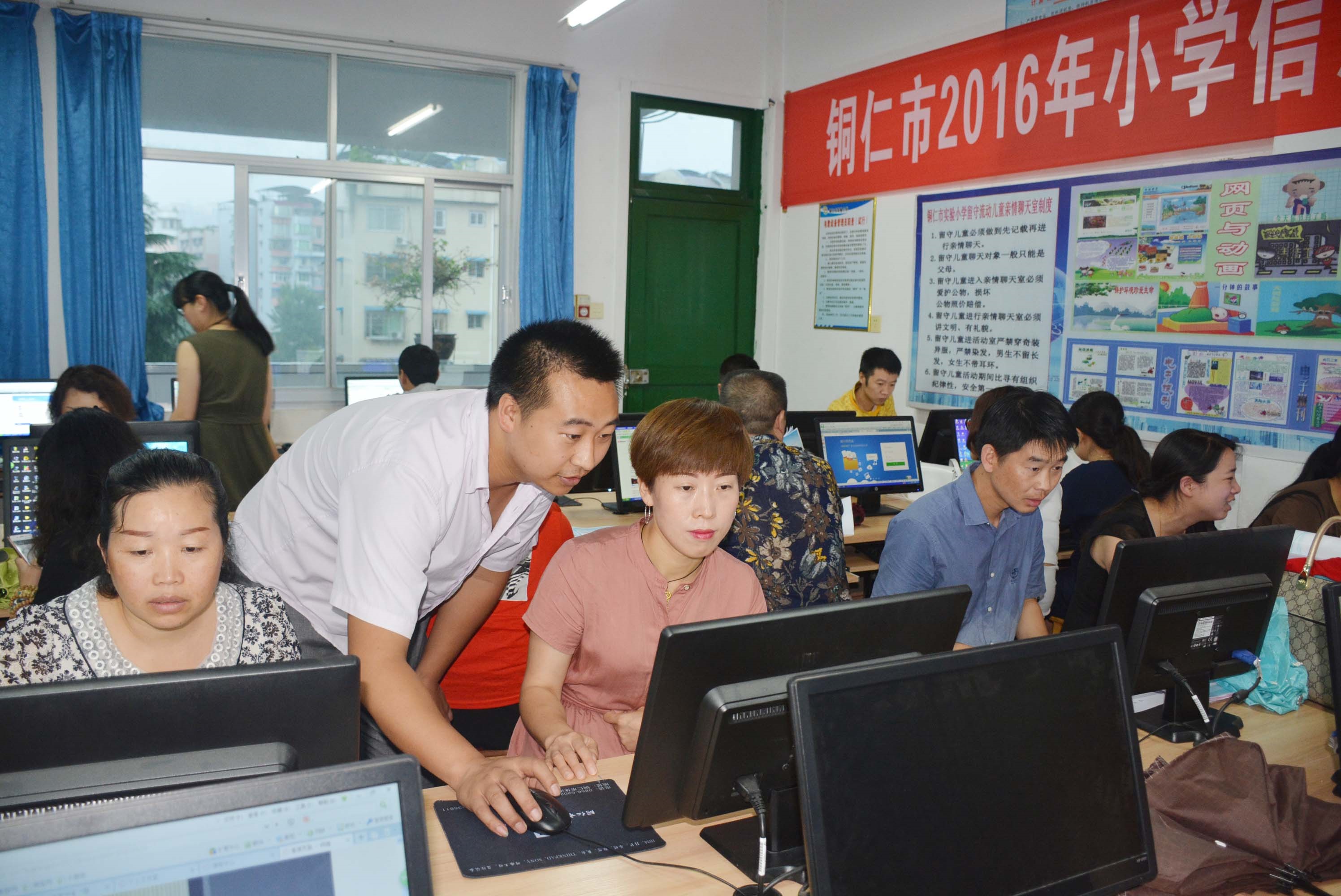 图为名师工作室主持人张英在耐心的指导坊员图为陈庆川老师在耐心的