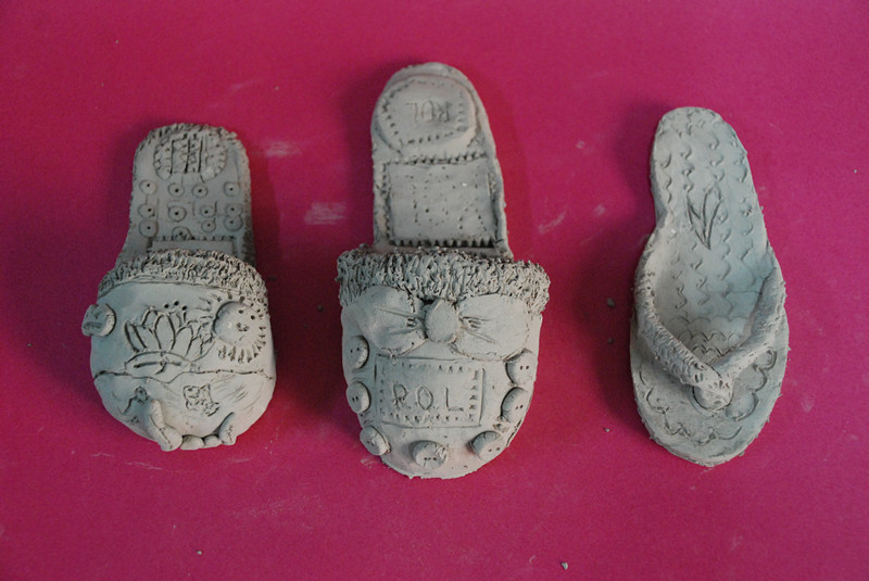 我校学生陶艺作品《 各种各样的鞋》